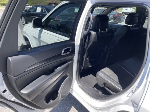 Used 2019 Jeep Grand Cherokee Altitude AWD/4WD image 9