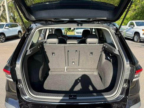 Used 2025 Volkswagen Taos SE image 8