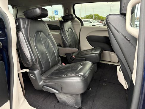 Used 2017 Chrysler Pacifica Touring-L Plus FWD image 12