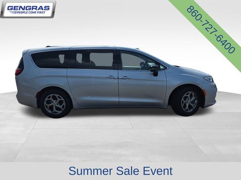 Certified 2024 Chrysler Pacifica Limited FWD image 9