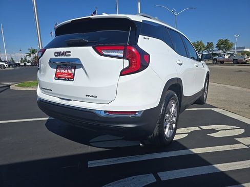 Used 2024 GMC Terrain SLT image 9
