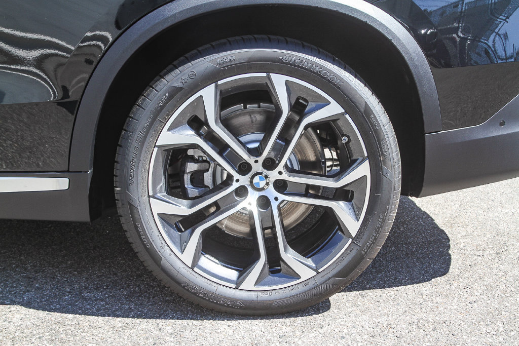 New 2026 BMW X5 xDrive50e w/ Parking Assistance Package AWD/4WD image 8