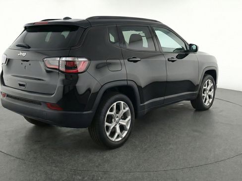 Used 2025 Jeep Compass Latitude AWD/4WD image 9