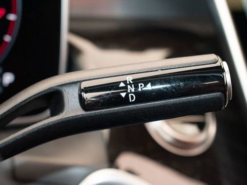Used 2025 Mercedes-Benz GLC 300 4MATIC image 25