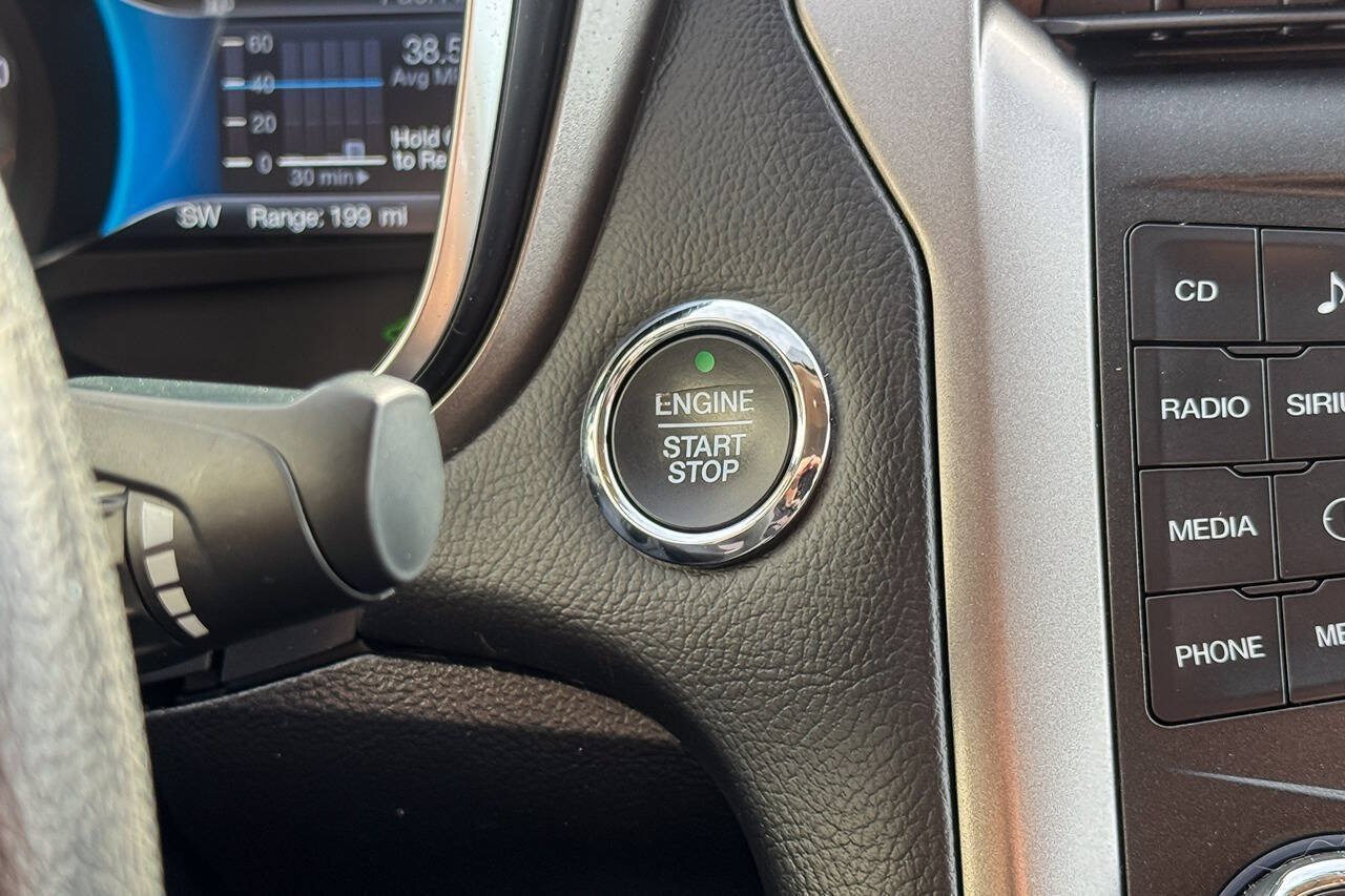 Used 2018 Ford Fusion SE FWD image 25