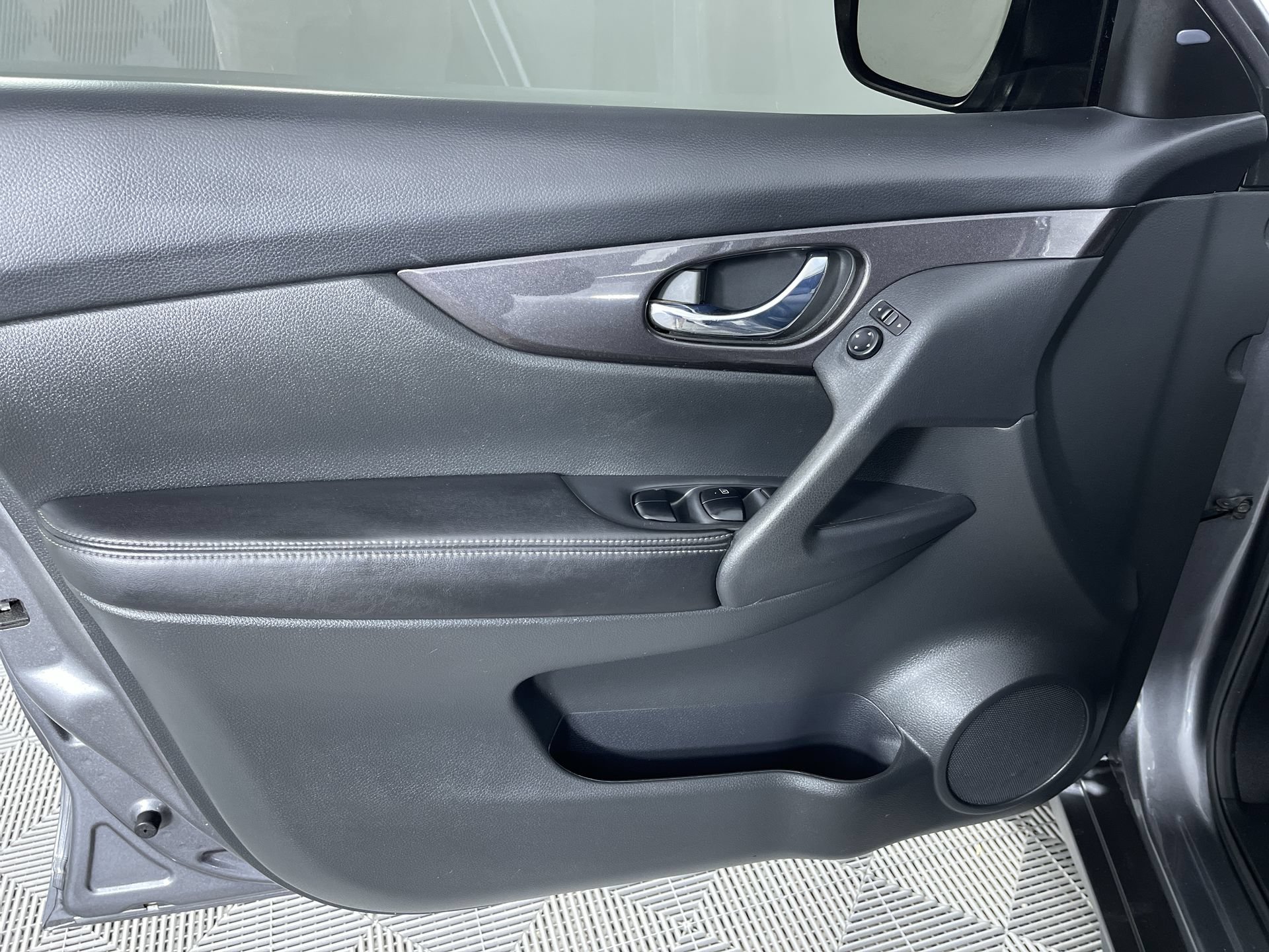 Used 2018 Nissan Rogue S AWD/4WD image 14