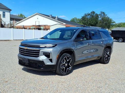 Used 2025 Chevrolet Traverse High Country FWD image 3