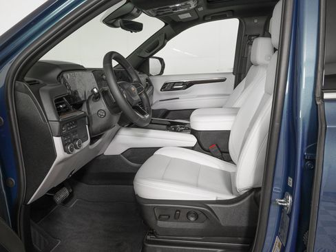 Used 2025 Chevrolet Suburban Premier image 17
