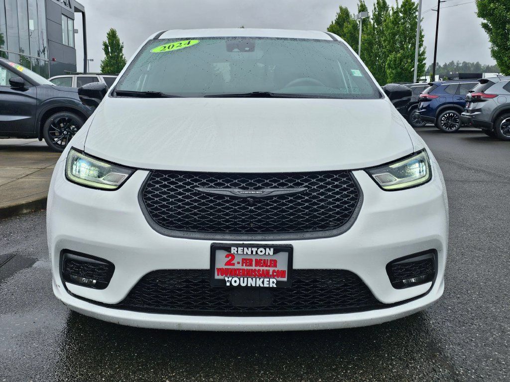 Used 2024 Chrysler Pacifica Limited FWD image 2