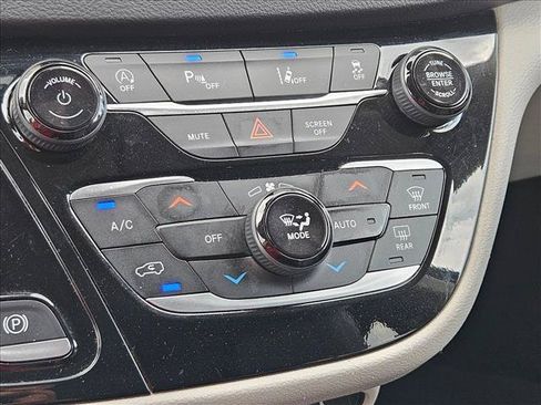 Used 2023 Chrysler Pacifica Touring-L FWD image 13