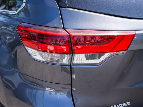 Used 2019 Toyota Highlander XLE image 12