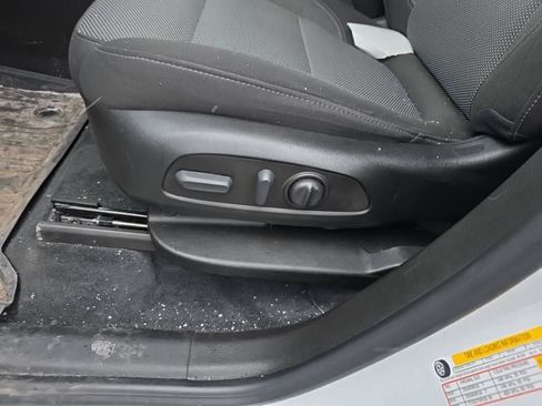 Used 2023 Chevrolet Traverse LT image 11