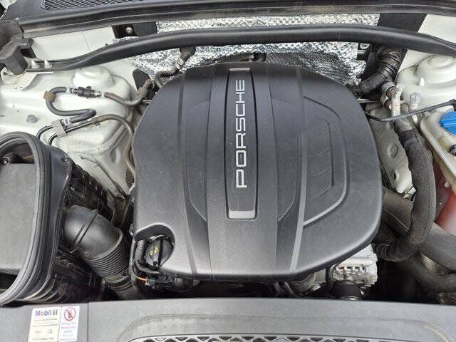 Used 2018 Porsche Macan AWD/4WD image 33