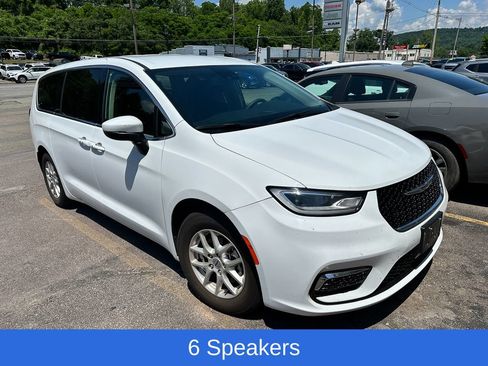 Used 2023 Chrysler Pacifica Touring-L FWD image 2