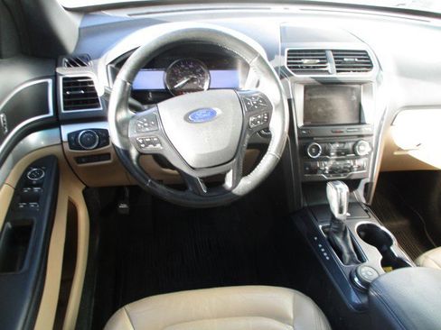 Used 2016 Ford Explorer XLT w/ Equipment Group 202A image 10