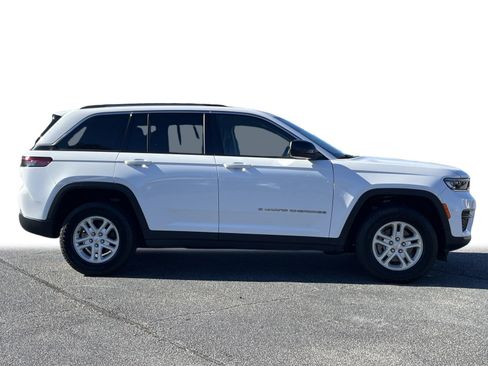 Used 2023 Jeep Grand Cherokee Laredo image 24