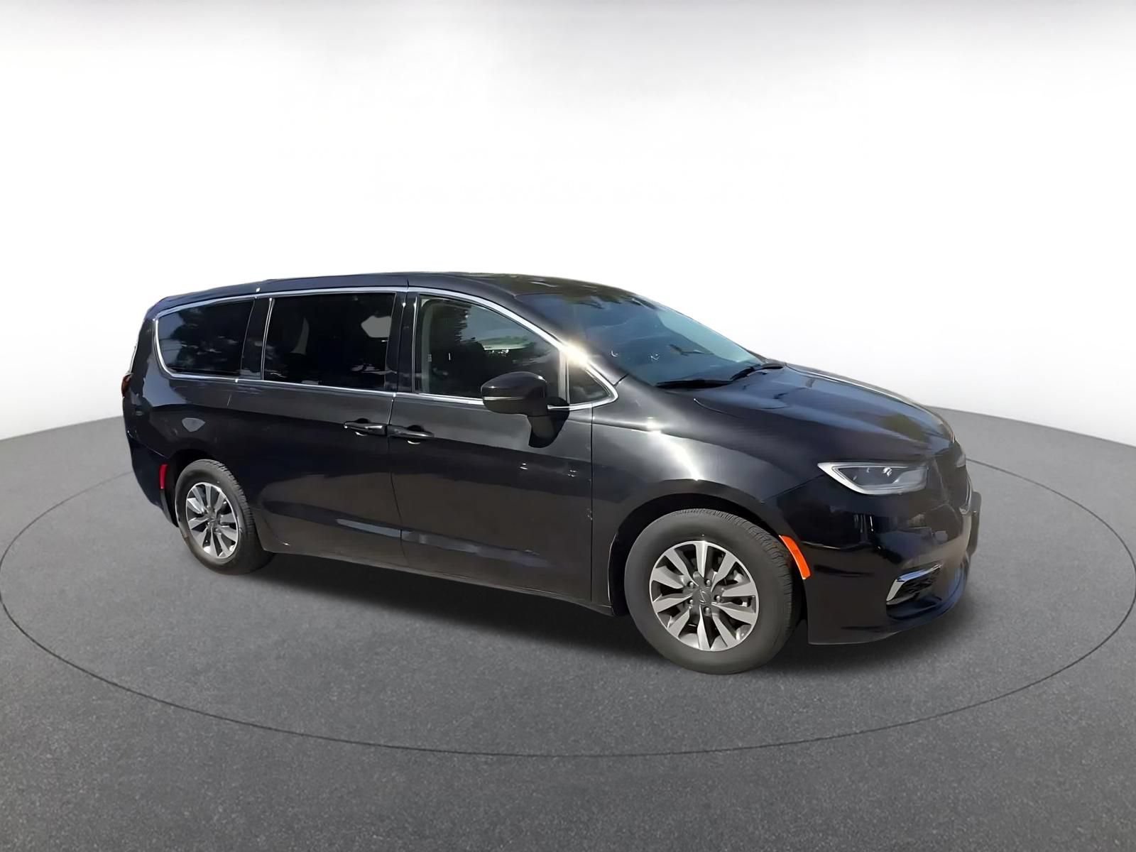 Used 2023 Chrysler Pacifica Touring-L FWD image 2