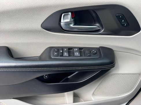 Used 2022 Chrysler Pacifica Touring-L FWD image 20