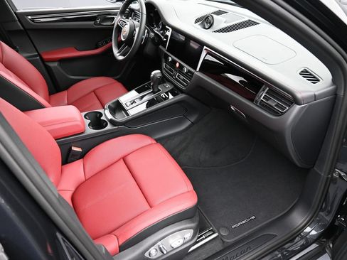 Certified 2026 Porsche Macan AWD/4WD image 32