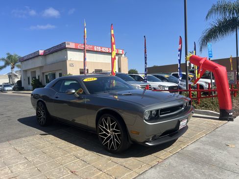 Used 2011 Dodge Challenger R/T image 2