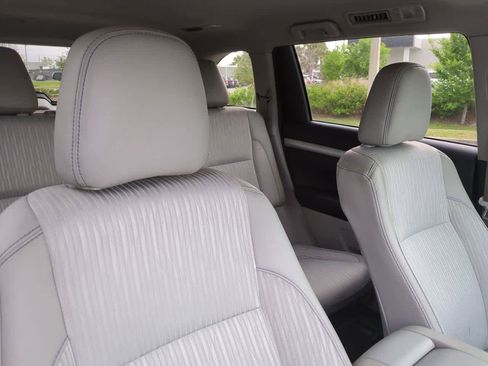 Certified 2018 Toyota Highlander Plus FWD image 7