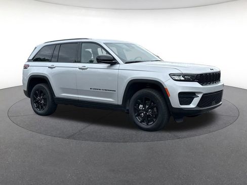 Used 2025 Jeep Grand Cherokee Altitude AWD/4WD image 8