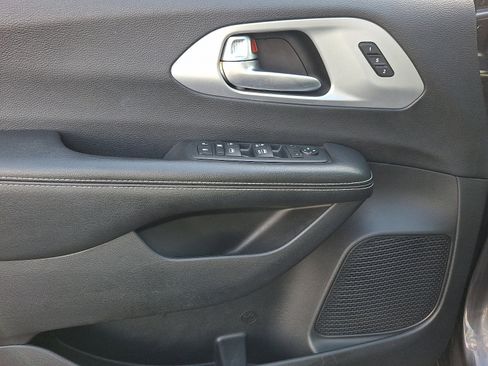 Used 2020 Chrysler Pacifica Touring-L w/ Advanced Safetytec Group image 13