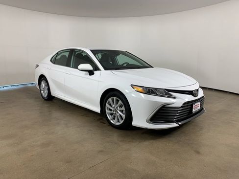 Used 2024 Toyota Camry LE image 5