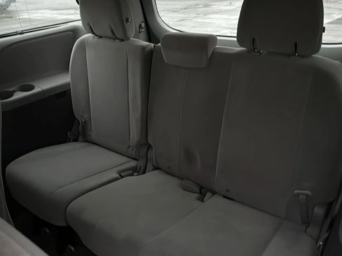 Used 2018 Toyota Sienna LE image 10