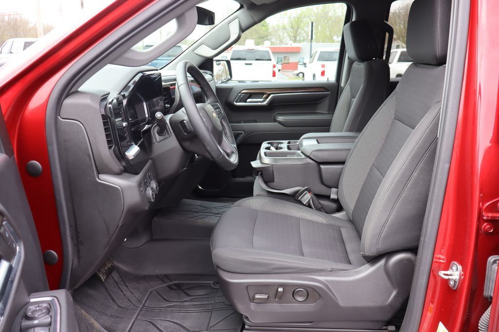 Used 2023 Chevrolet Silverado 1500 LT w/ Protection Package AWD/4WD image 4