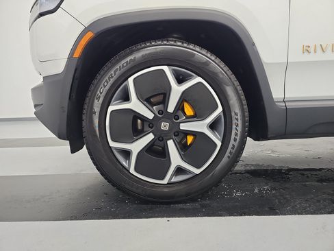 Used 2024 Rivian R1S Adventure AWD/4WD image 9