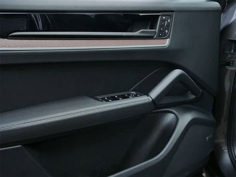 Used 2025 Porsche Cayenne image 11