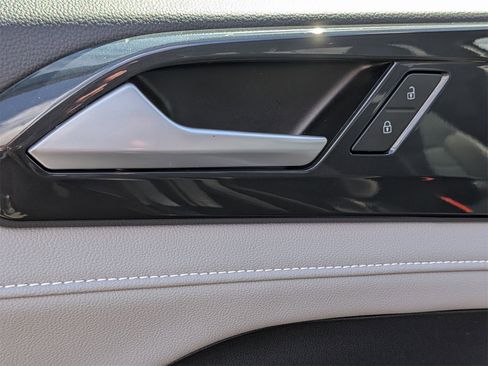 Used 2022 Volkswagen Taos SEL image 13