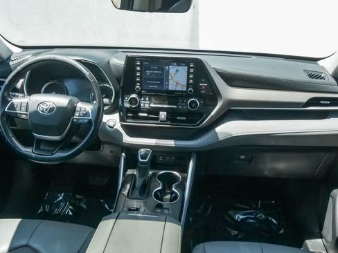 Used 2022 Toyota Highlander XLE FWD image 9
