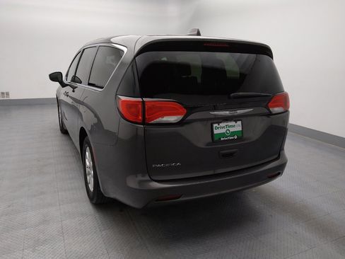 Used 2017 Chrysler Pacifica Touring image 5