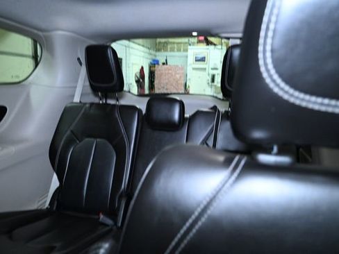 Used 2023 Chrysler Pacifica Touring-L image 38