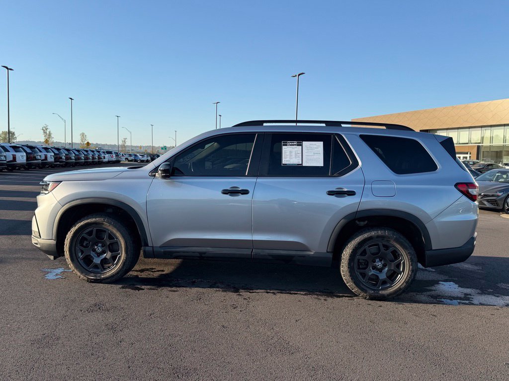 Used 2025 Honda Pilot TrailSport image 9