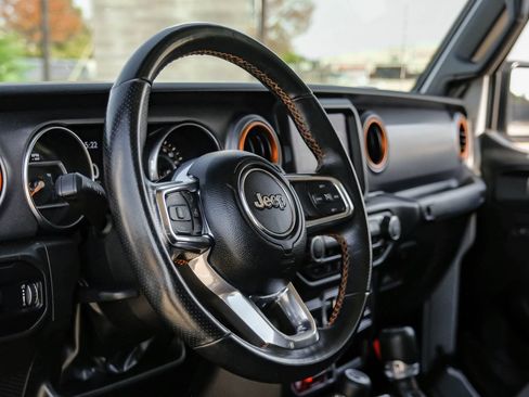 Used 2023 Jeep Gladiator Mojave AWD/4WD image 17