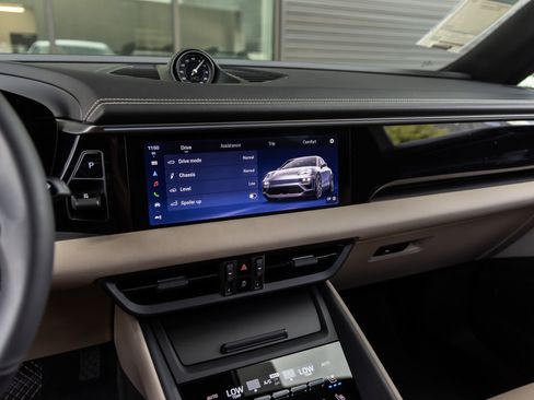 Certified 2025 Porsche Macan Electric image 27