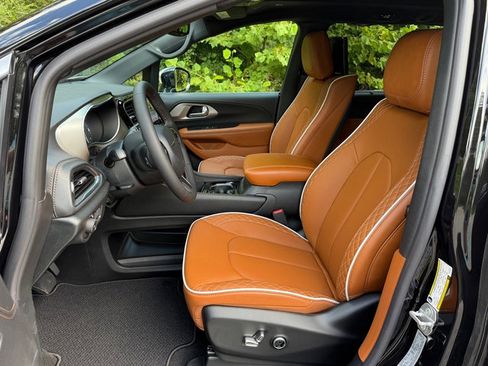 New 2026 Chrysler Pacifica Pinnacle w/ Trailer Tow Group image 12