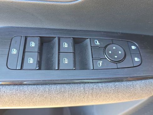 Used 2025 Nissan Kicks SV AWD/4WD image 29