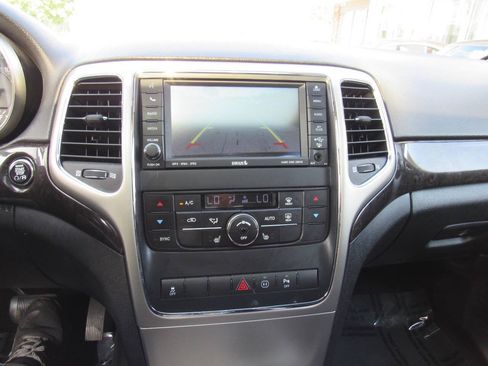 Used 2011 Jeep Grand Cherokee Laredo AWD/4WD image 18