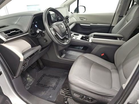 Used 2024 Toyota Sienna Limited image 15
