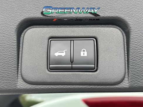 Used 2025 Nissan Rogue Platinum image 27