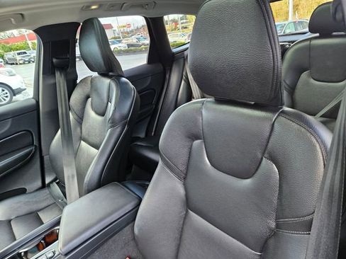 Used 2025 Volvo XC60 B5 Plus image 14