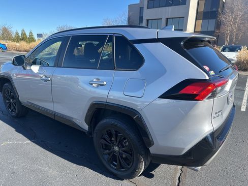 Used 2022 Toyota RAV4 SE image 6