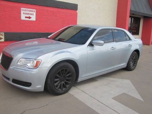 Used 2013 Chrysler 300 RWD image 4