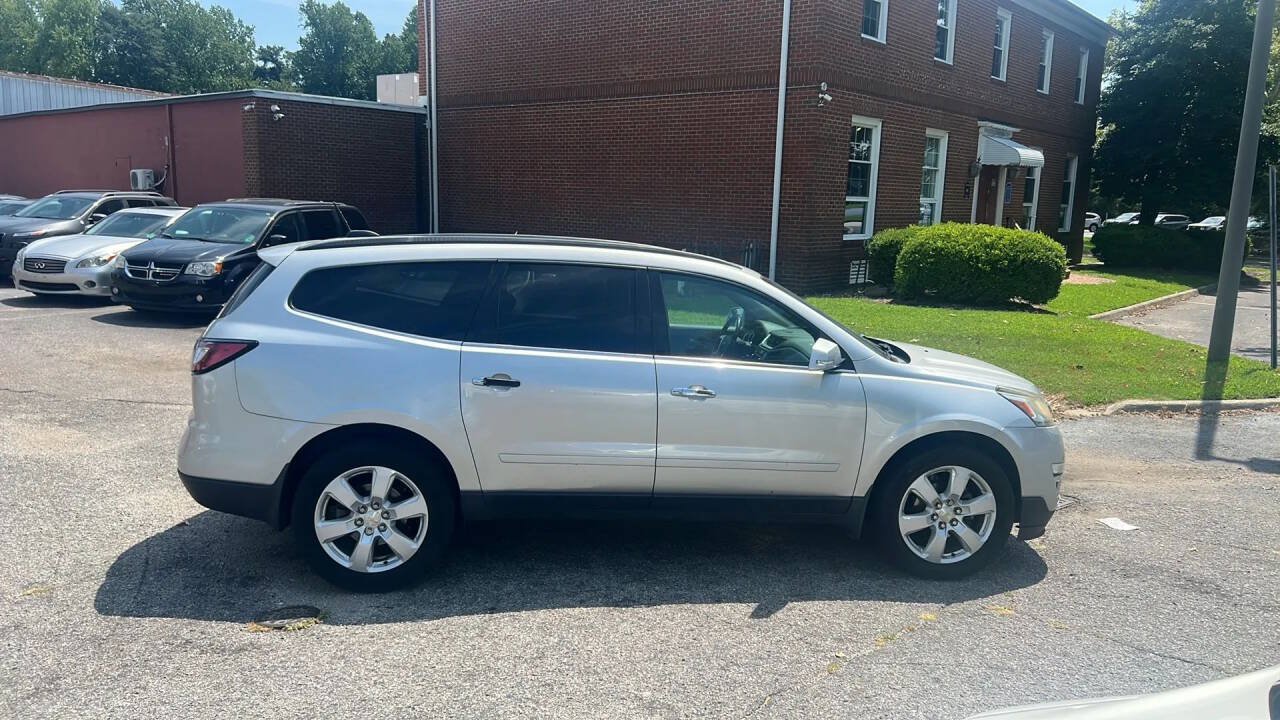 Used 2017 Chevrolet Traverse LT w/ Style and Technology Package AWD/4WD image 4