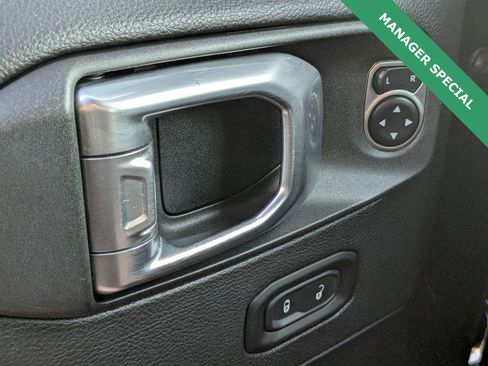 Used 2020 Jeep Wrangler Unlimited Sahara image 25