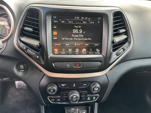 Used 2016 Jeep Cherokee Latitude w/ Comfort/Convenience Group FWD image 16